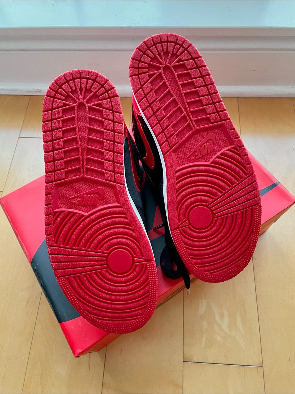 NIB Air Jordan 1 Retro HI OG in Black/University Red-White 8.5M 10W - Picture 4 of 6